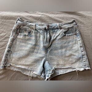 American Eagle Outfitters Light Wash Mom Jean Shorts Size 16